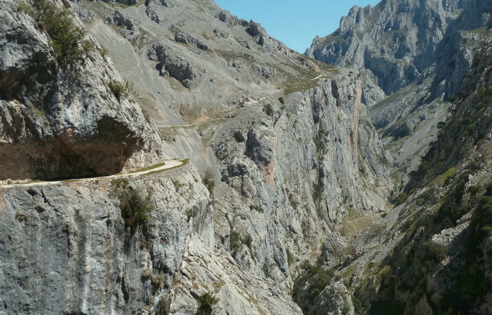 Panasonic Lumix DMC-ZS5 (Lumix DMC-TZ8) sample photo. Mountain, path cain, peaks photography