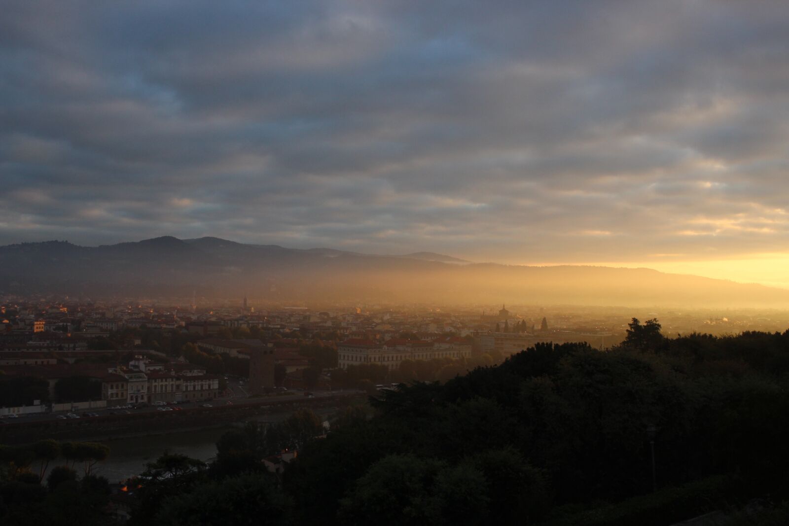Canon EOS 600D (Rebel EOS T3i / EOS Kiss X5) + Canon EF-S 24mm F2.8 STM sample photo. Florence, sunrise, fog photography