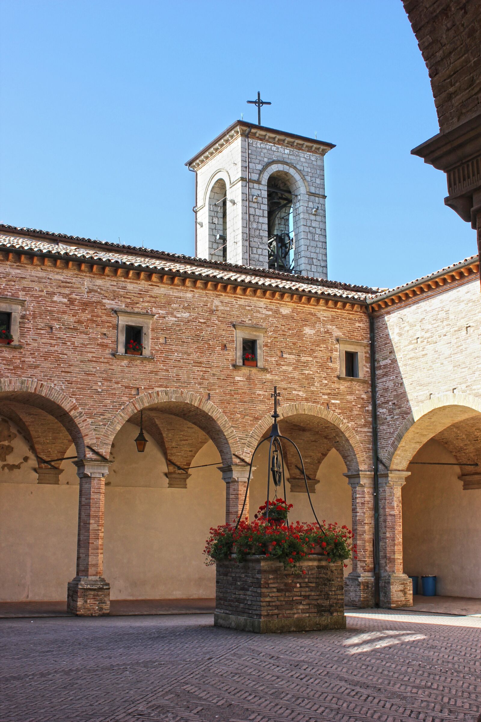 Canon EOS 550D (EOS Rebel T2i / EOS Kiss X4) sample photo. Ancient, cloister, pozzo photography