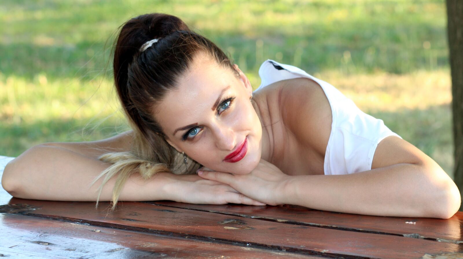 Canon EOS 700D (EOS Rebel T5i / EOS Kiss X7i) + Canon EF 85mm F1.8 USM sample photo. Girl, blonde, blue eyes photography