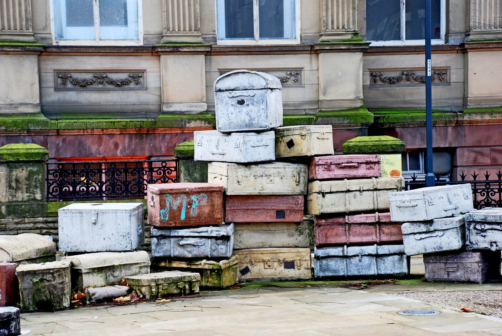 Nikon D80 sample photo. Liverpool, suitcase, sculpture photography