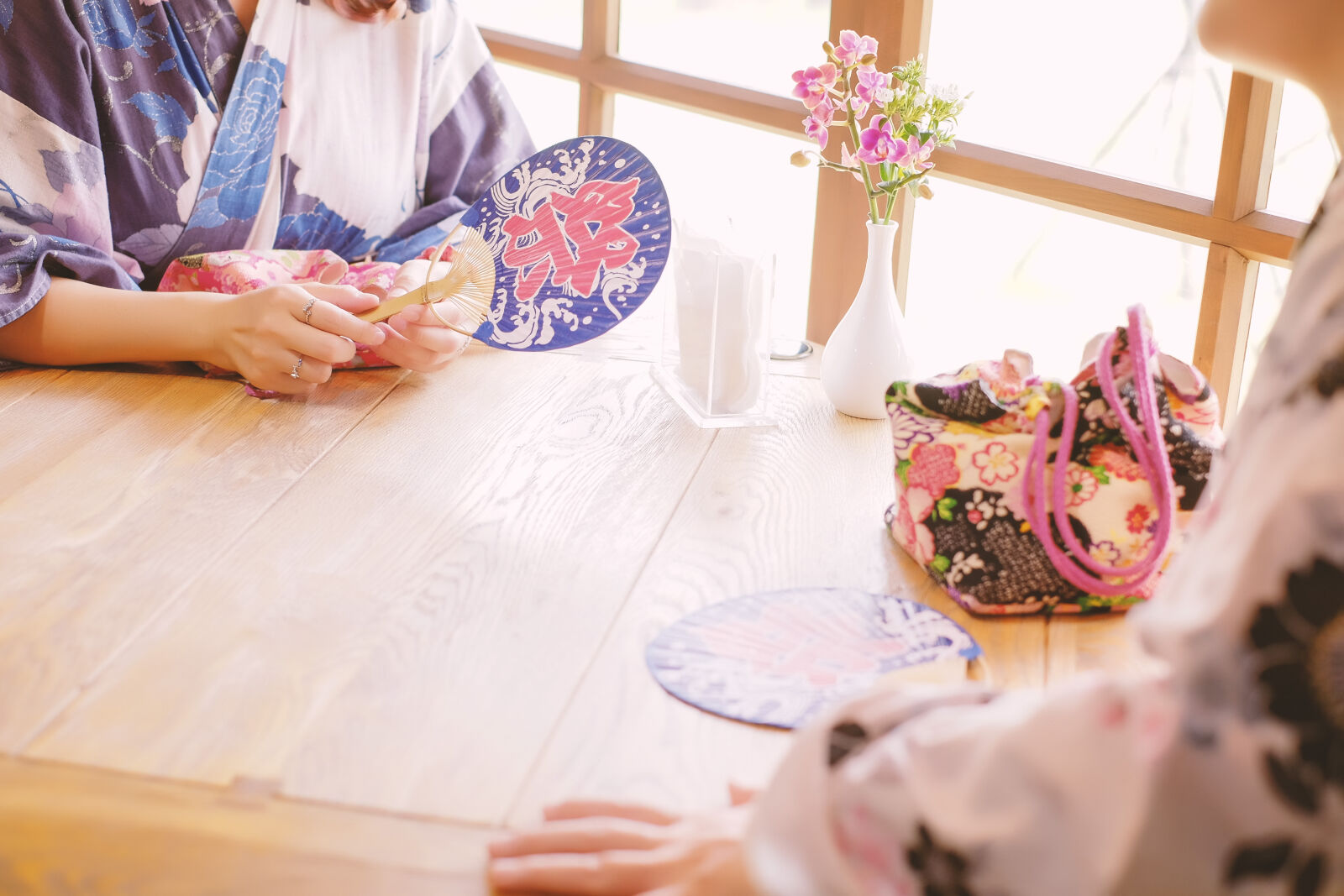 Fujifilm X-T1 + Fujifilm XF 35mm F1.4 R sample photo. Girls, hands, japan, japanese photography
