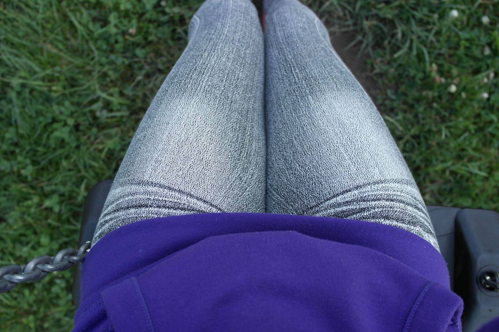 Samsung NX1000 sample photo. One, feet, swing photography