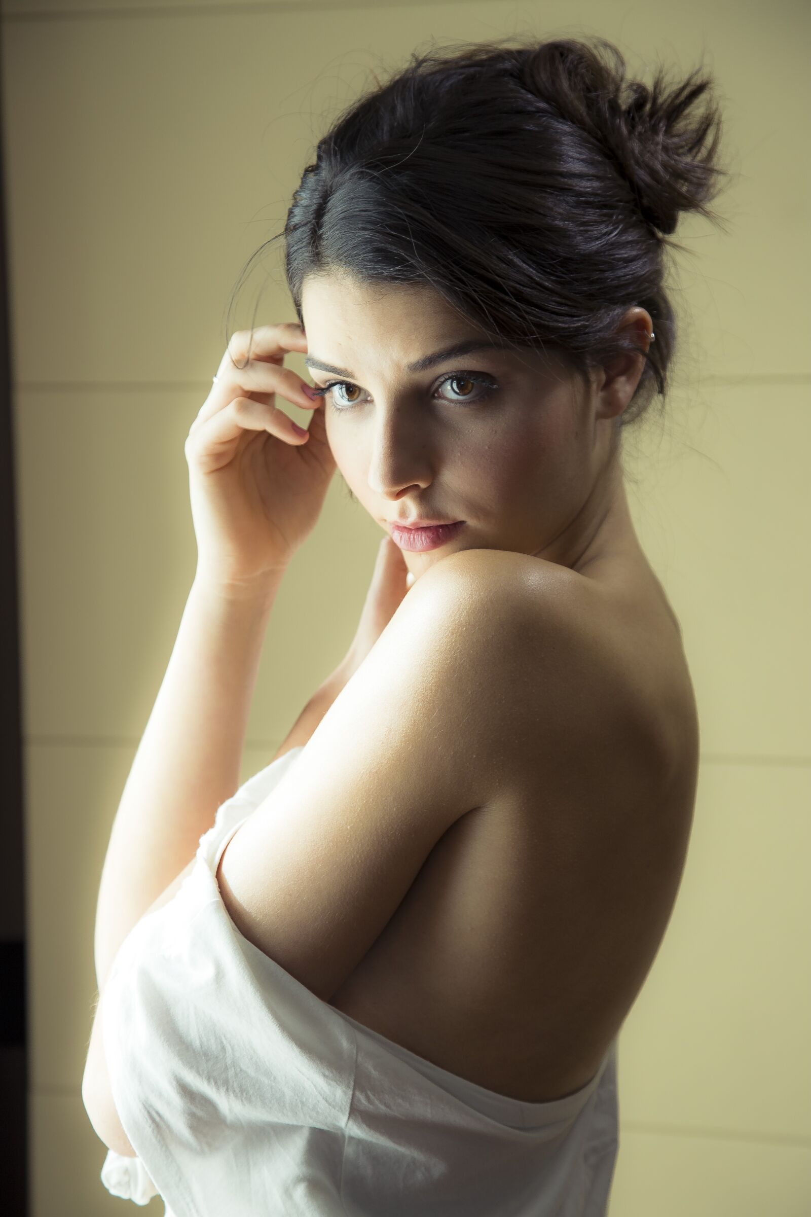 Canon EOS 6D + Canon EF 24-105mm F4L IS USM sample photo. Delicate, light, model photography