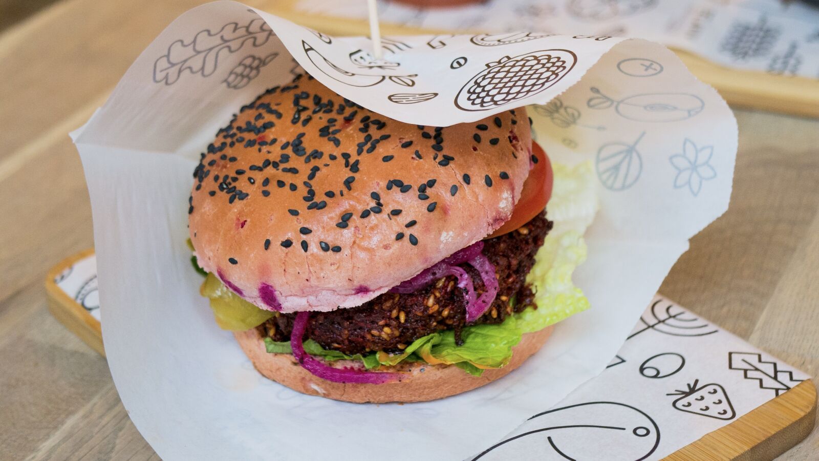LUMIX G 25/F1.7 sample photo. Burger, veggie burger, beetroot photography