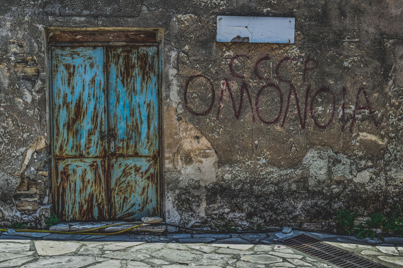Nikon D3300 sample photo. Door, rusty, wall photography