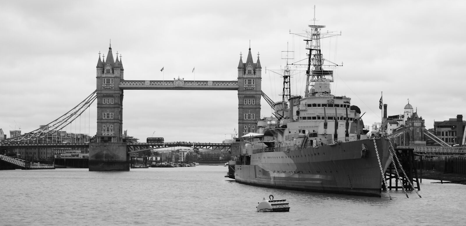 Canon EOS 400D (EOS Digital Rebel XTi / EOS Kiss Digital X) sample photo. Black-and-white, warship, london photography