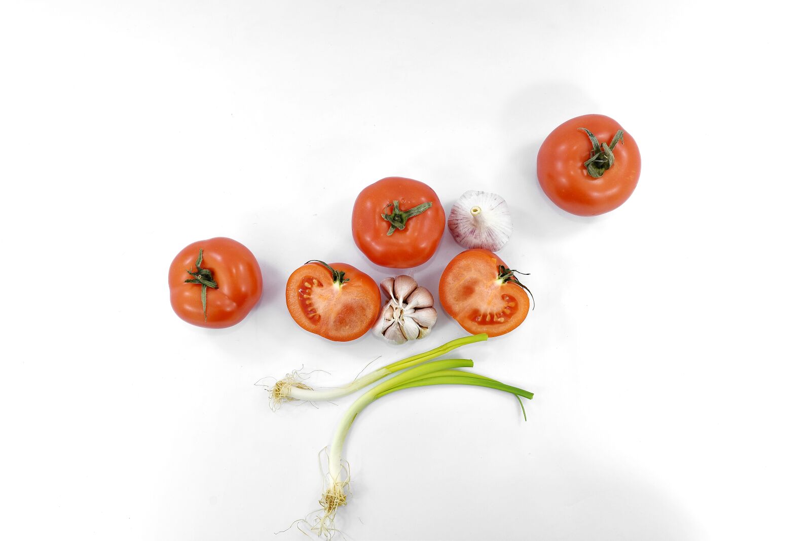 Nikon D5500 sample photo. Chives, leek, slices, tomatoes photography