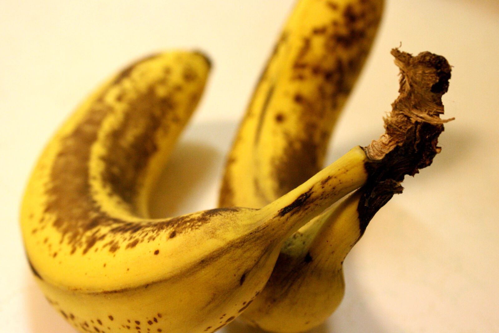 f/3.5-5.6 IS sample photo. Ripe bananas, fruit, diet photography