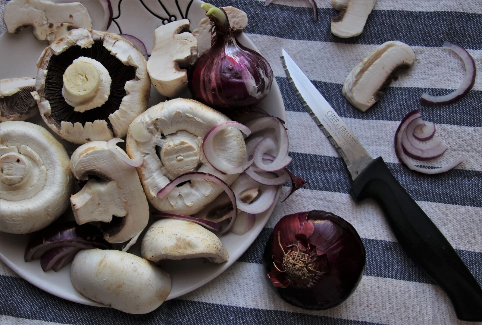 Canon EOS 80D sample photo. Slicing, mushrooms, food photography