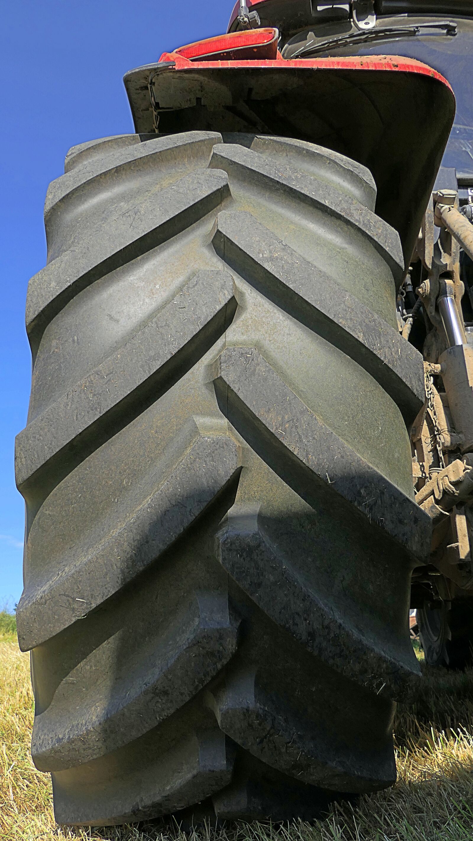 Panasonic Lumix DMC-FZ2500 (Lumix DMC-FZ2000) sample photo. Tractor, tire, wheel photography