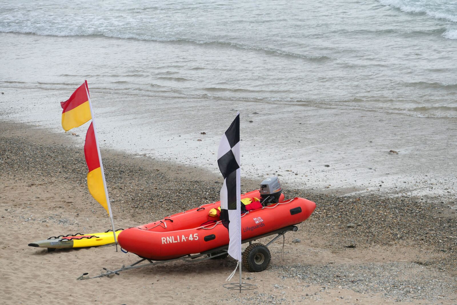 Panasonic Lumix DMC-FZ1000 sample photo. Lifeguard, boat, sea photography