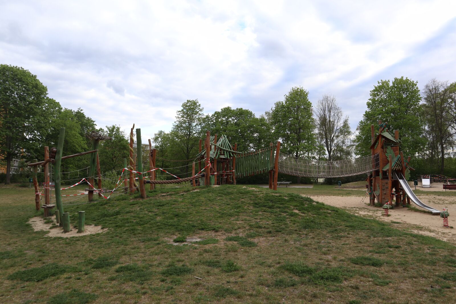 Canon EOS M50 (EOS Kiss M) sample photo. Playground, game device, kletterger photography
