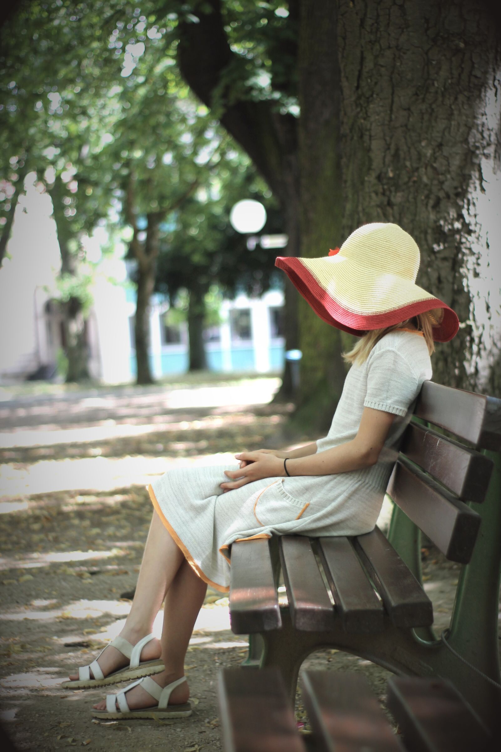 Canon EOS 1100D (EOS Rebel T3 / EOS Kiss X50) sample photo. Girl, park, bank photography