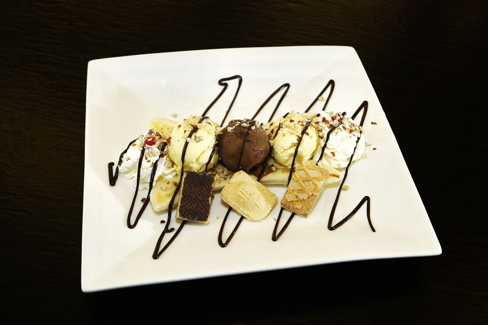 Canon EOS-1D Mark III sample photo. Banana split, ice cream photography