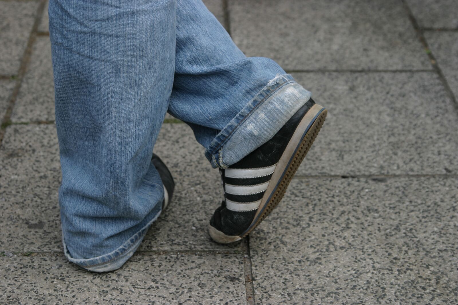 Canon EOS 10D sample photo. Sneaker, jeans, stand photography