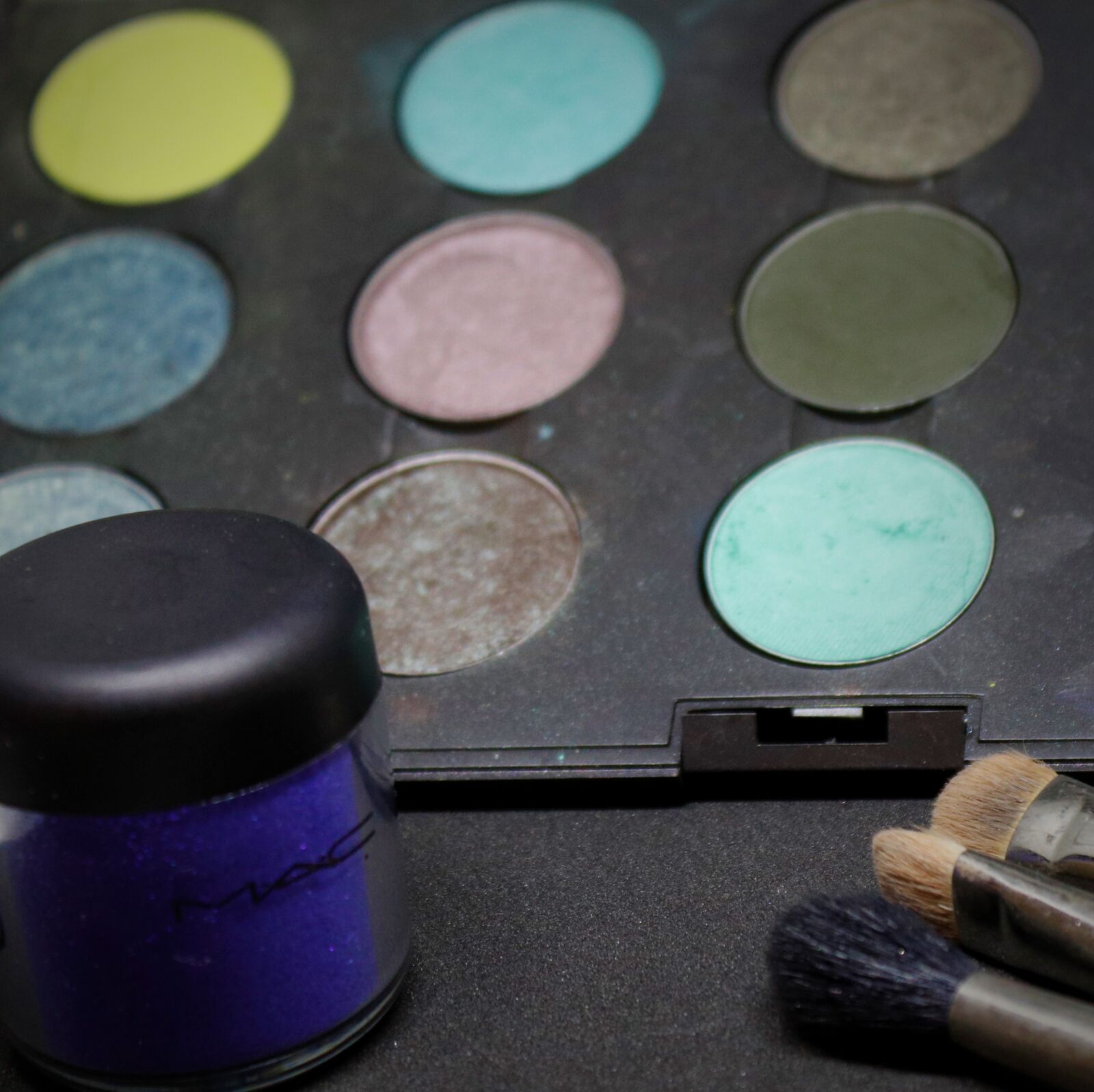 Canon EOS 200D (EOS Rebel SL2 / EOS Kiss X9) sample photo. Green, eye shadow, pigments photography