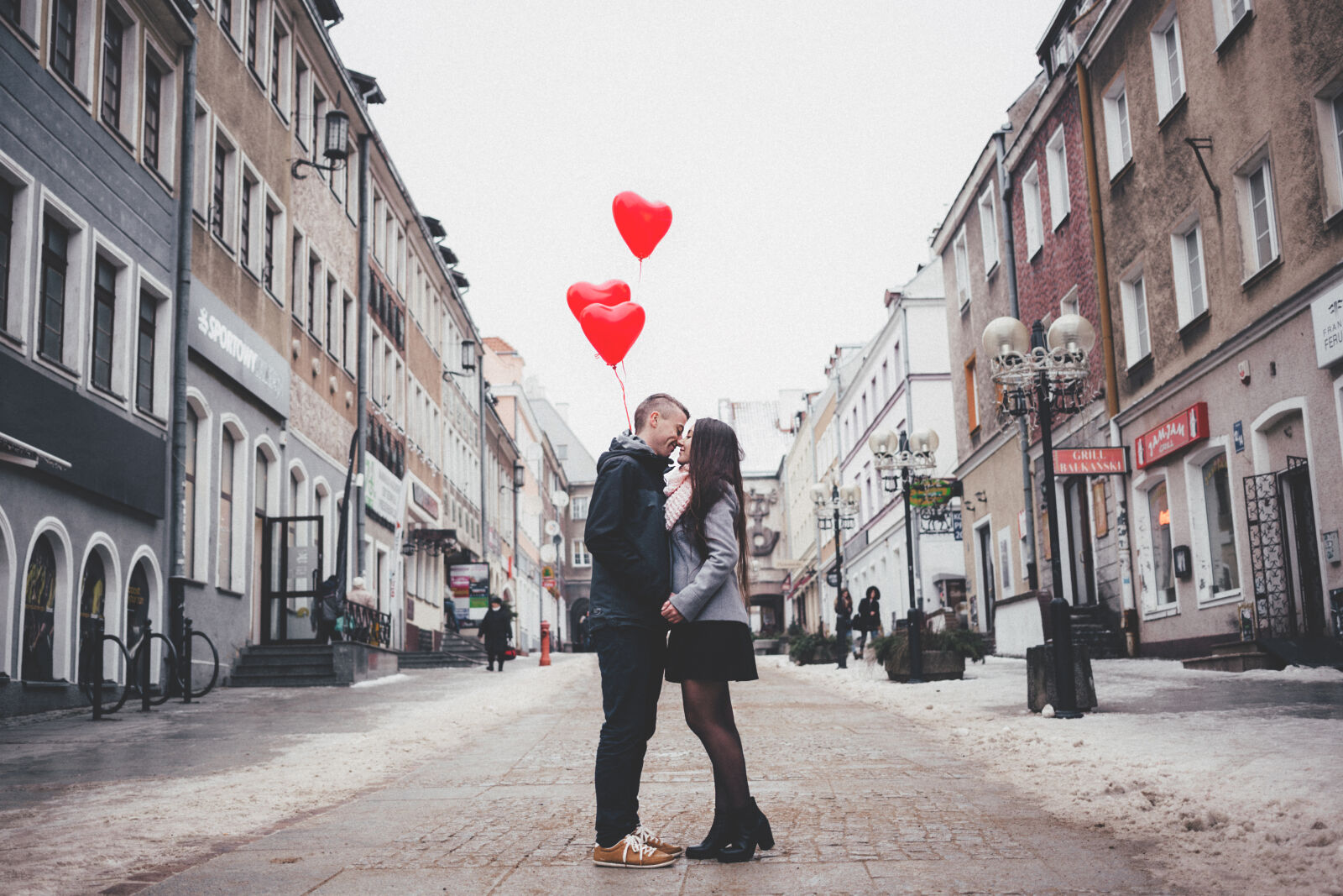 Canon EF 40mm F2.8 STM sample photo. Couple, walking, on, city photography