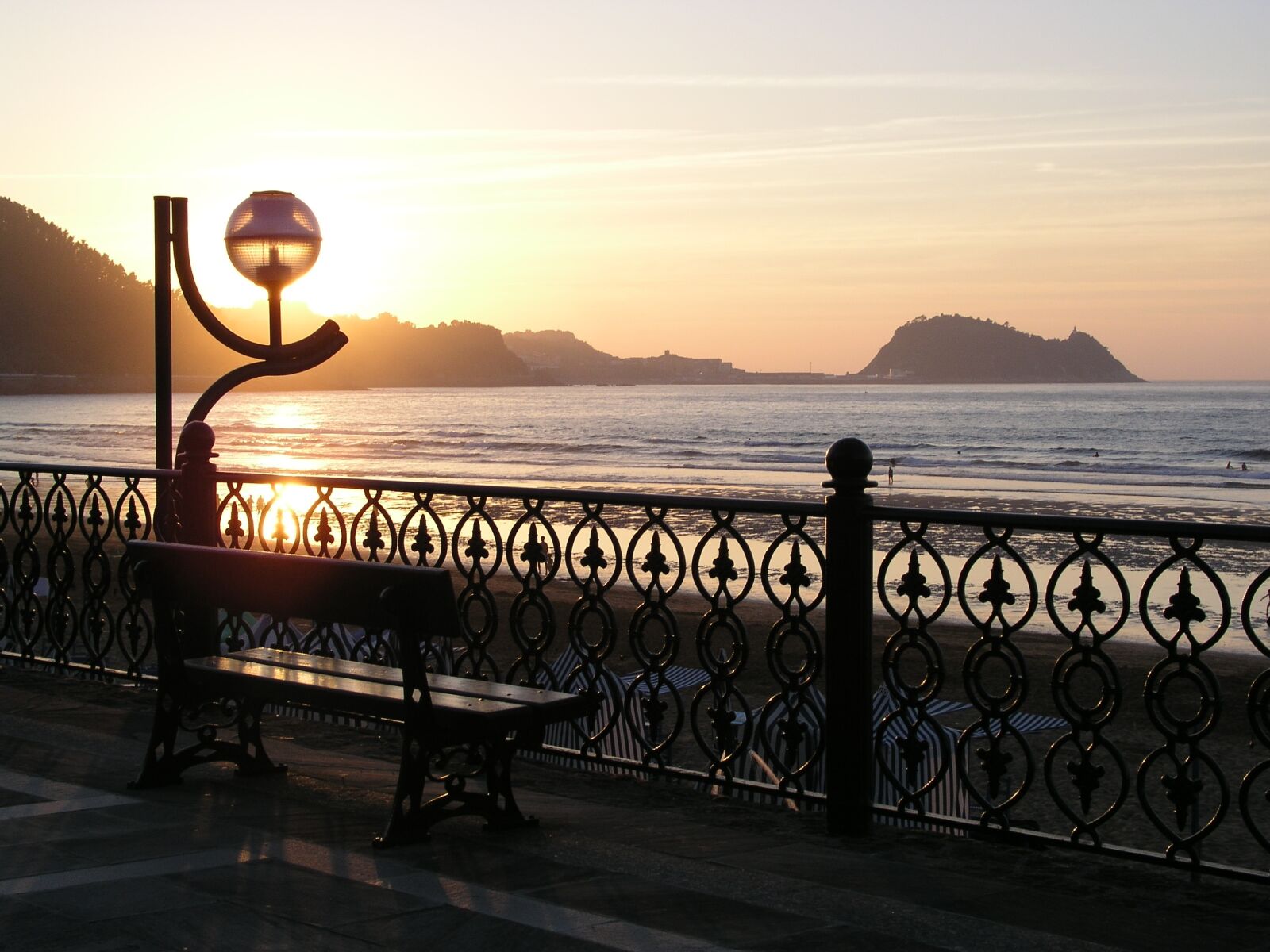 Olympus C5050Z sample photo. Zarautz, beach, sun photography