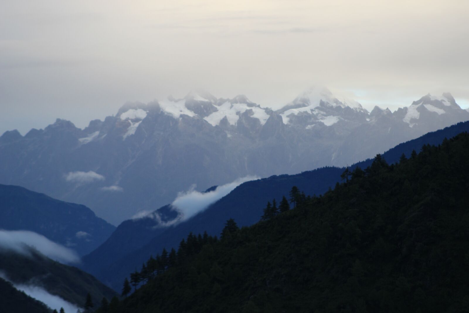 Canon EOS 600D (Rebel EOS T3i / EOS Kiss X5) sample photo. Beautiful hill, way to photography