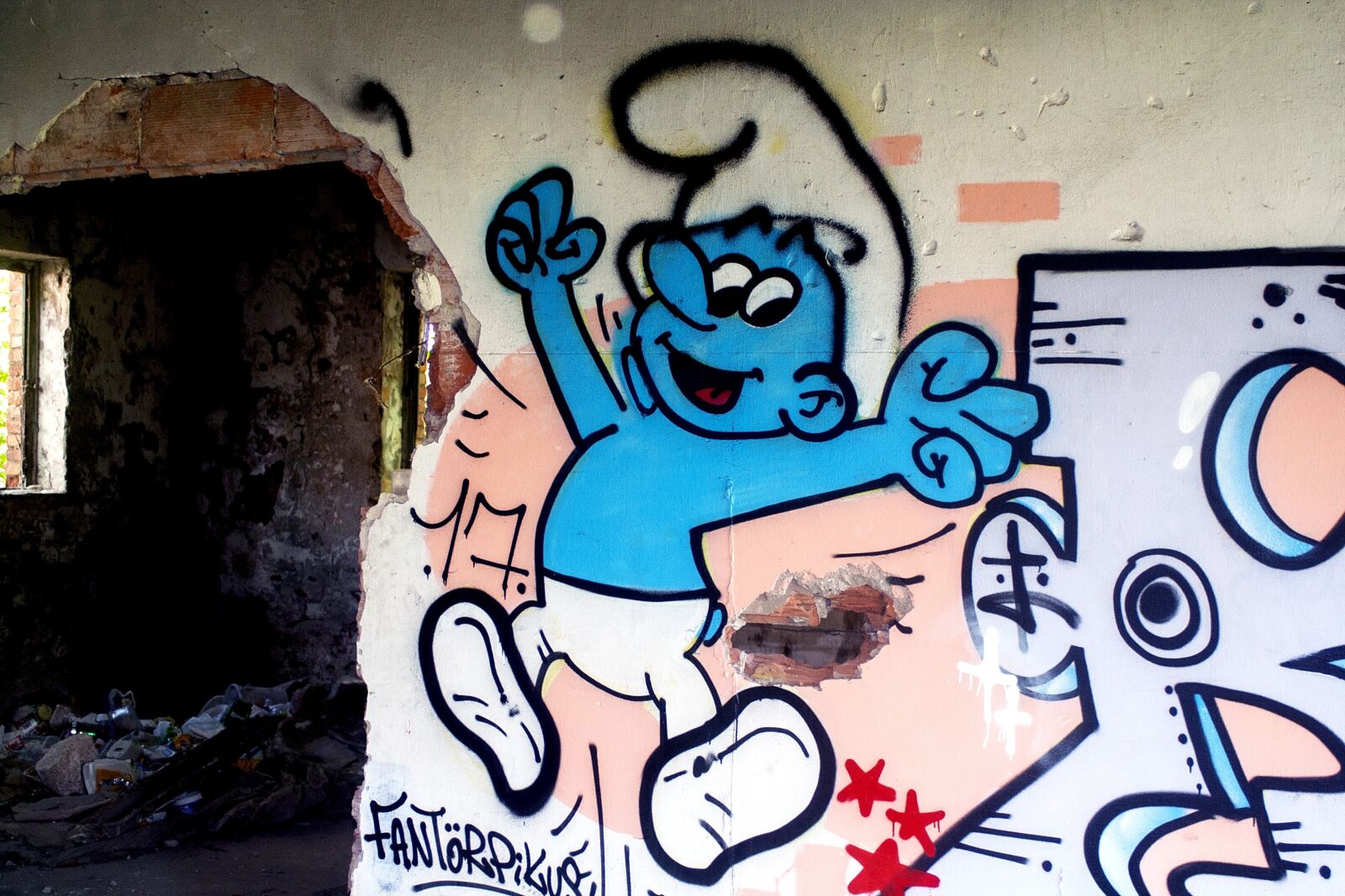 Canon EOS 350D (EOS Digital Rebel XT / EOS Kiss Digital N) sample photo. Smurf, smurfs, graffiti photography