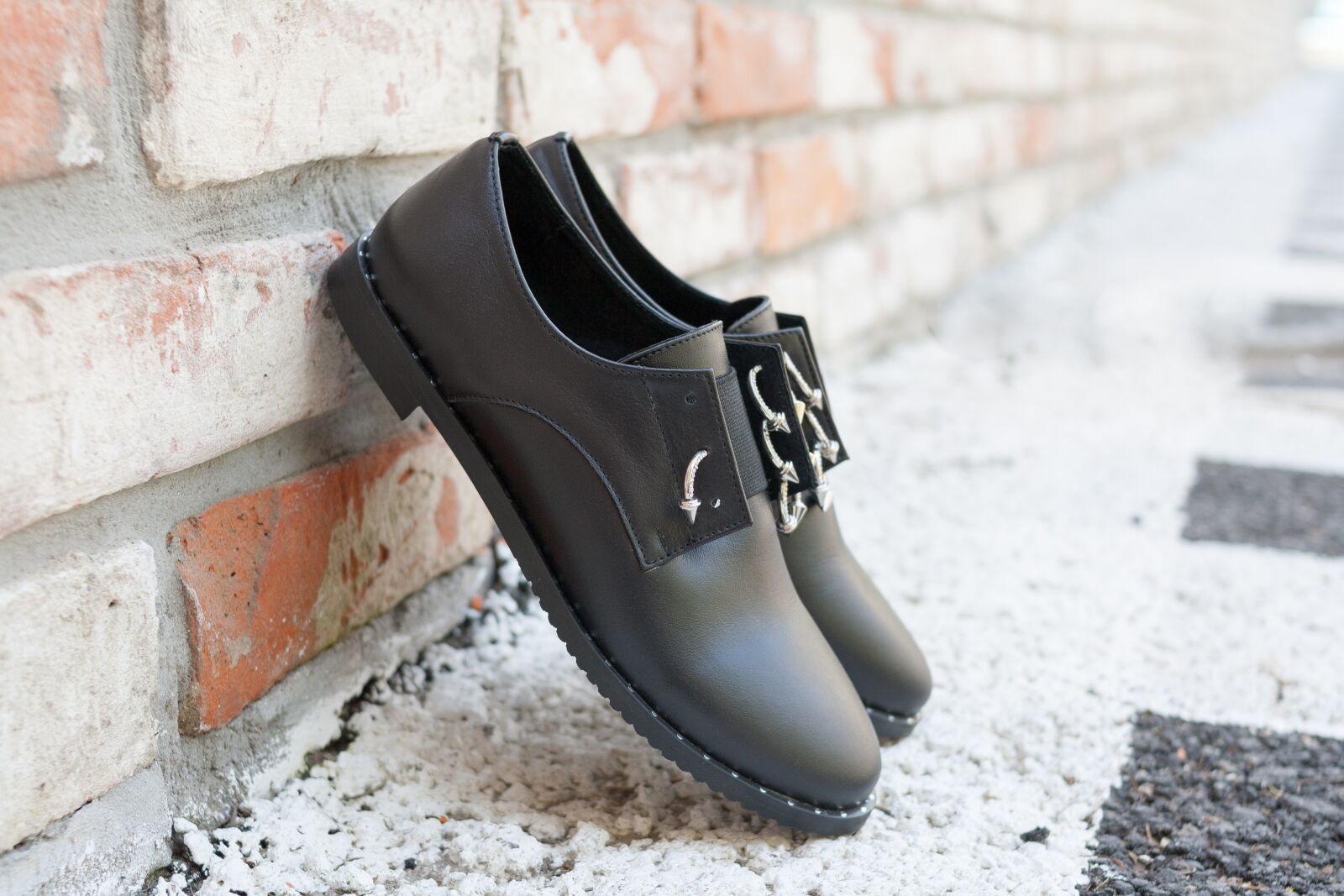 Canon EOS 1000D (EOS Digital Rebel XS / EOS Kiss F) sample photo. Women's shoes, shoes, brick photography