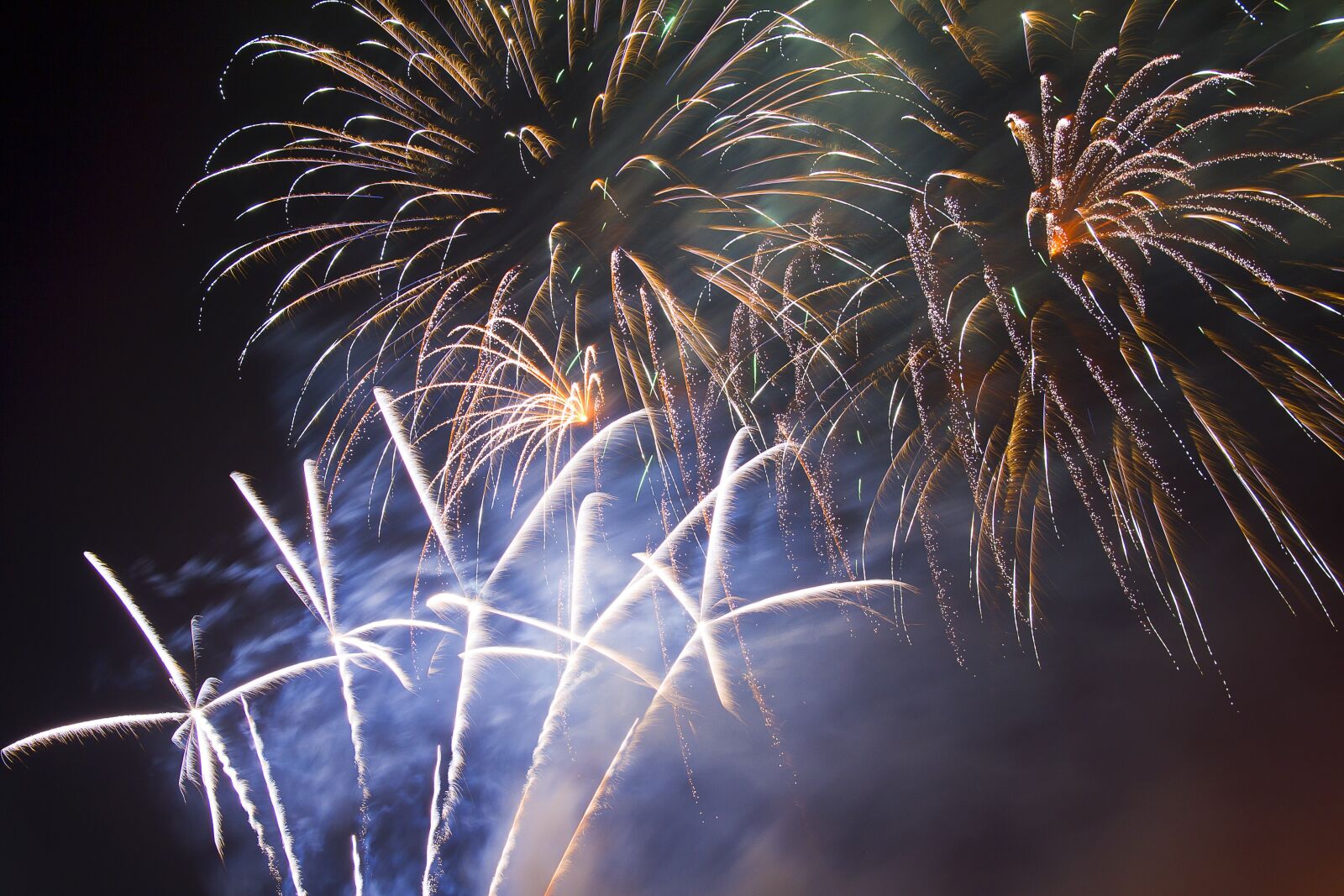 Canon EOS 7D sample photo. Fireworks, finale, white photography