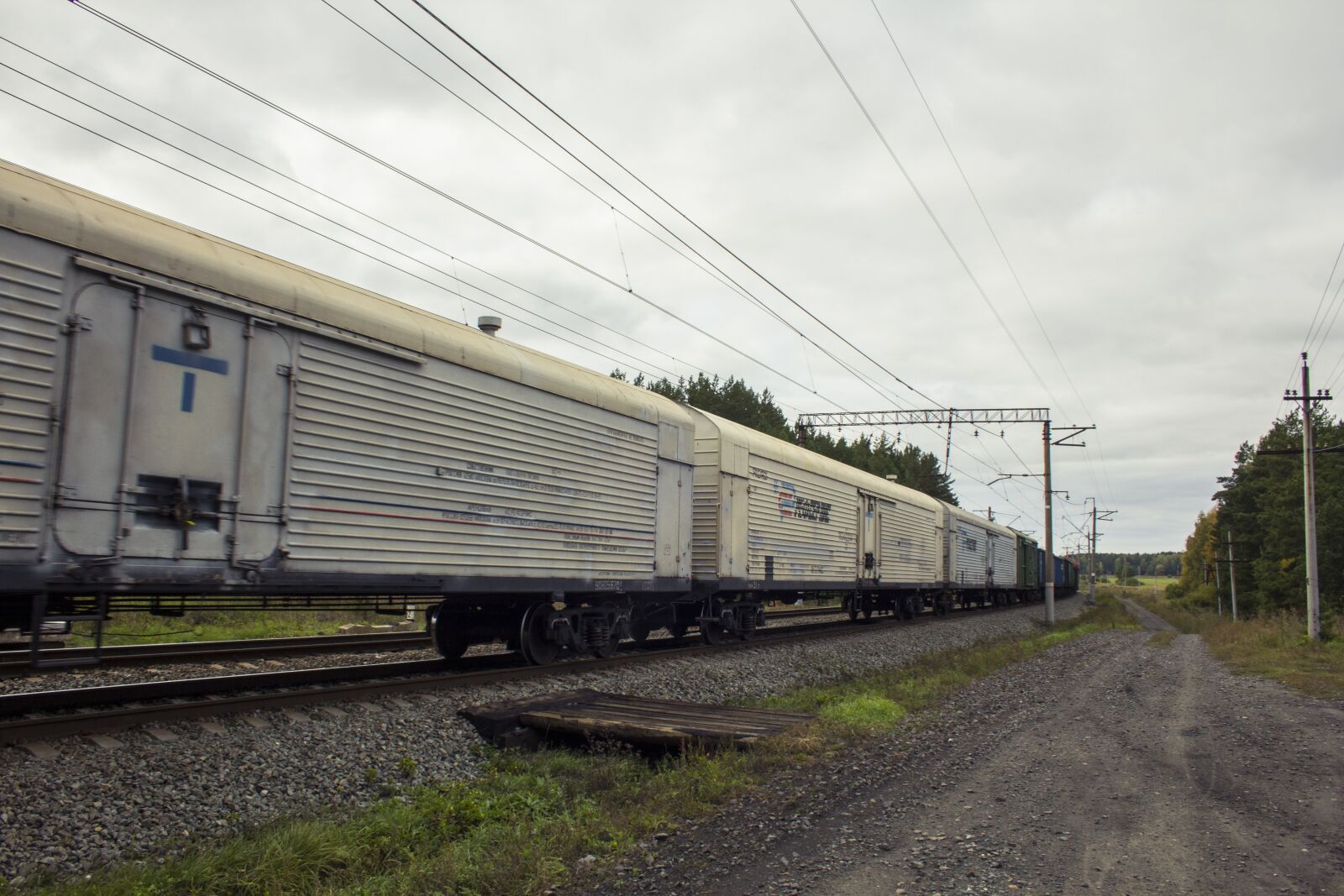 Canon EF-S 18-55mm F3.5-5.6 sample photo. Train, wagons, railroad photography