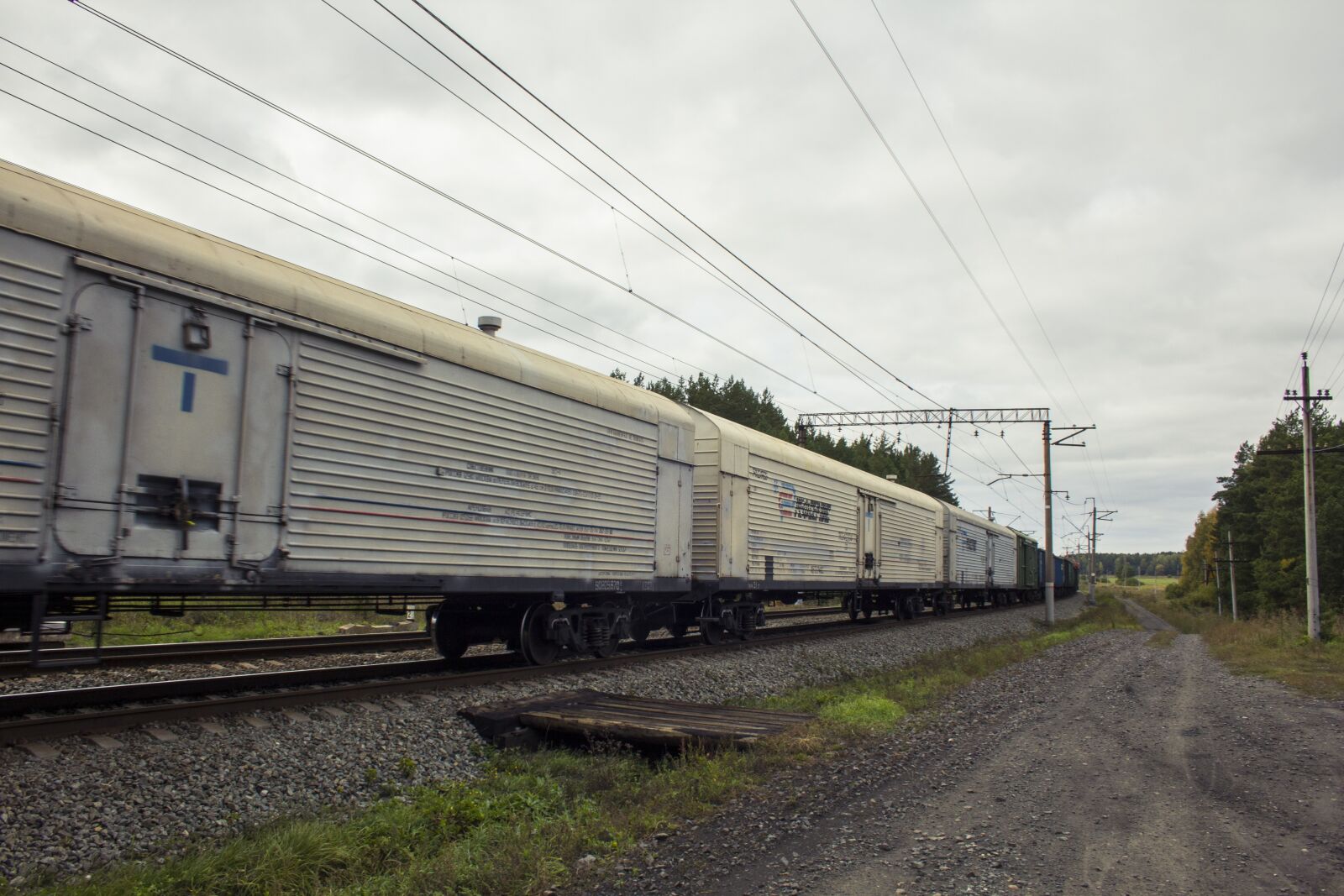 Canon EOS 60D + Canon EF-S 18-55mm F3.5-5.6 sample photo. Train, wagons, railroad photography