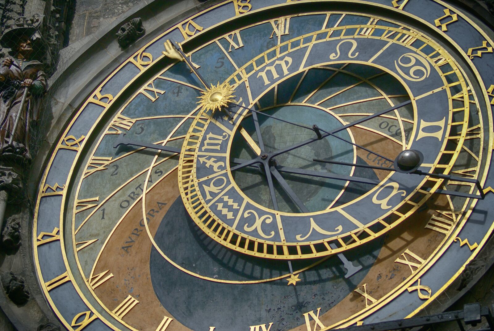 Sony Alpha DSLR-A100 sample photo. Clock, external clock, old photography