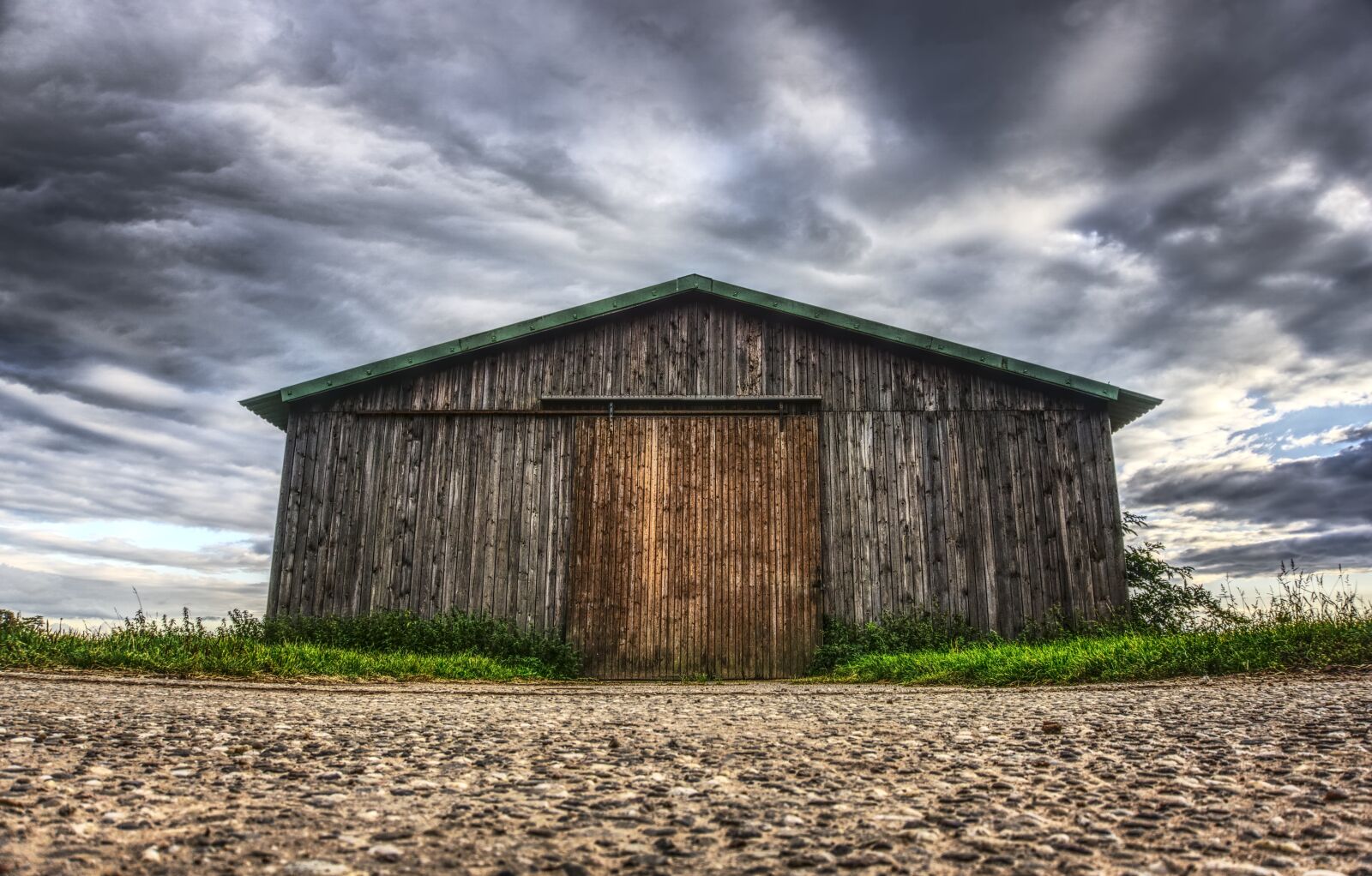 Sony E 16-50mm F3.5-5.6 PZ OSS sample photo. Barn, sky, horizontal photography
