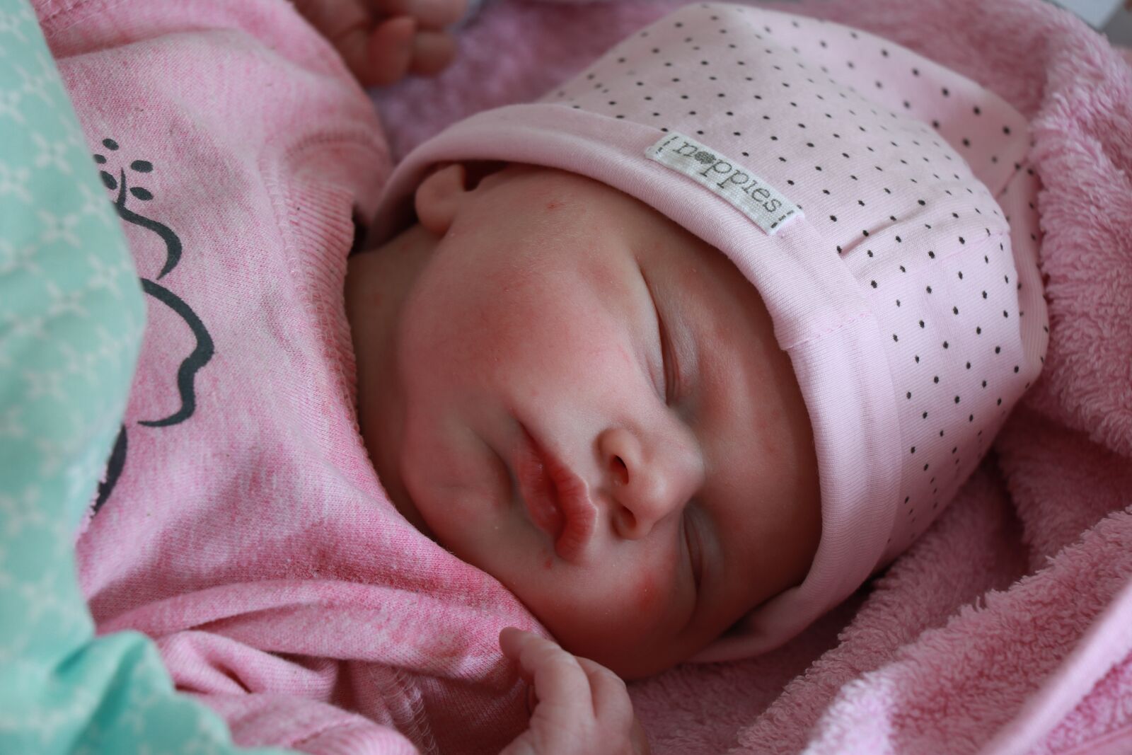 Canon EF-S 18-135mm F3.5-5.6 IS USM sample photo. Newborn, baby, girl photography