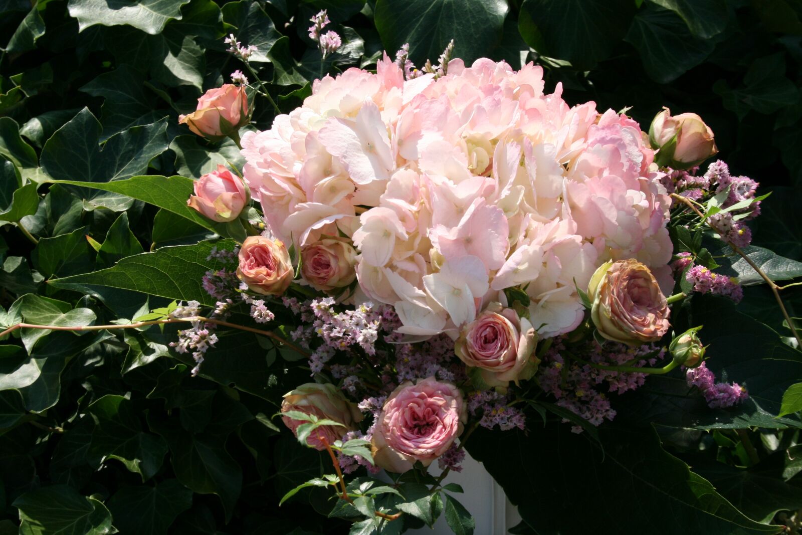 Canon EOS 400D (EOS Digital Rebel XTi / EOS Kiss Digital X) sample photo. Bouquet, hydrangeas, roses photography