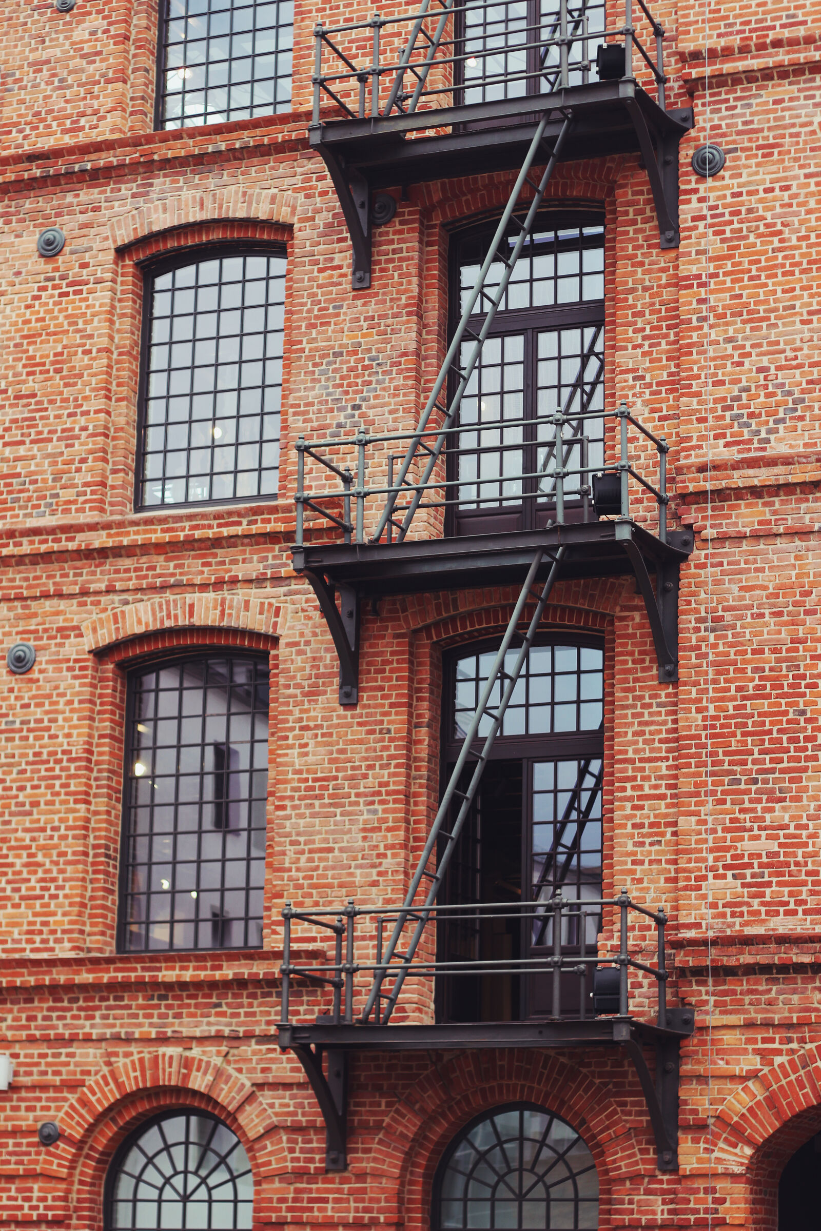 Canon EOS 600D (Rebel EOS T3i / EOS Kiss X5) + Canon EF 50mm F1.8 II sample photo. Brick, building, with, stairs photography
