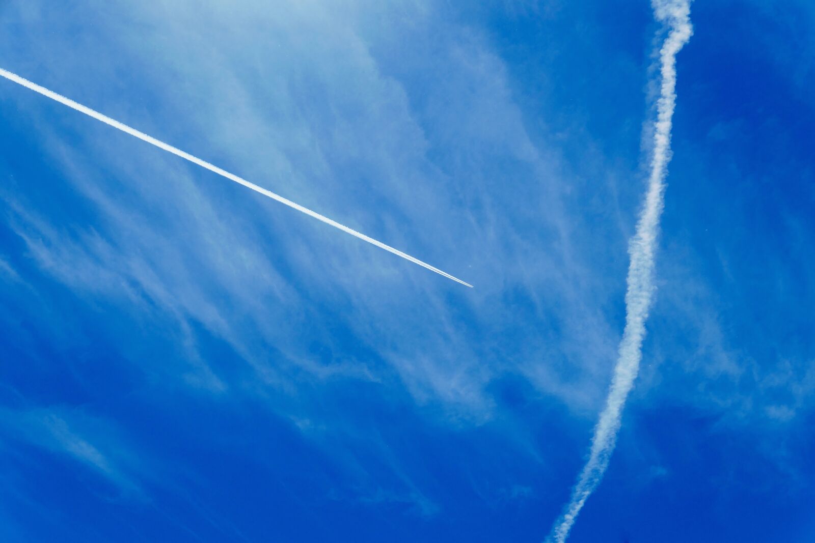 Panasonic Lumix DMC-LX10 (Lumix DMC-LX15) sample photo. Contrail, aircraft, blue photography