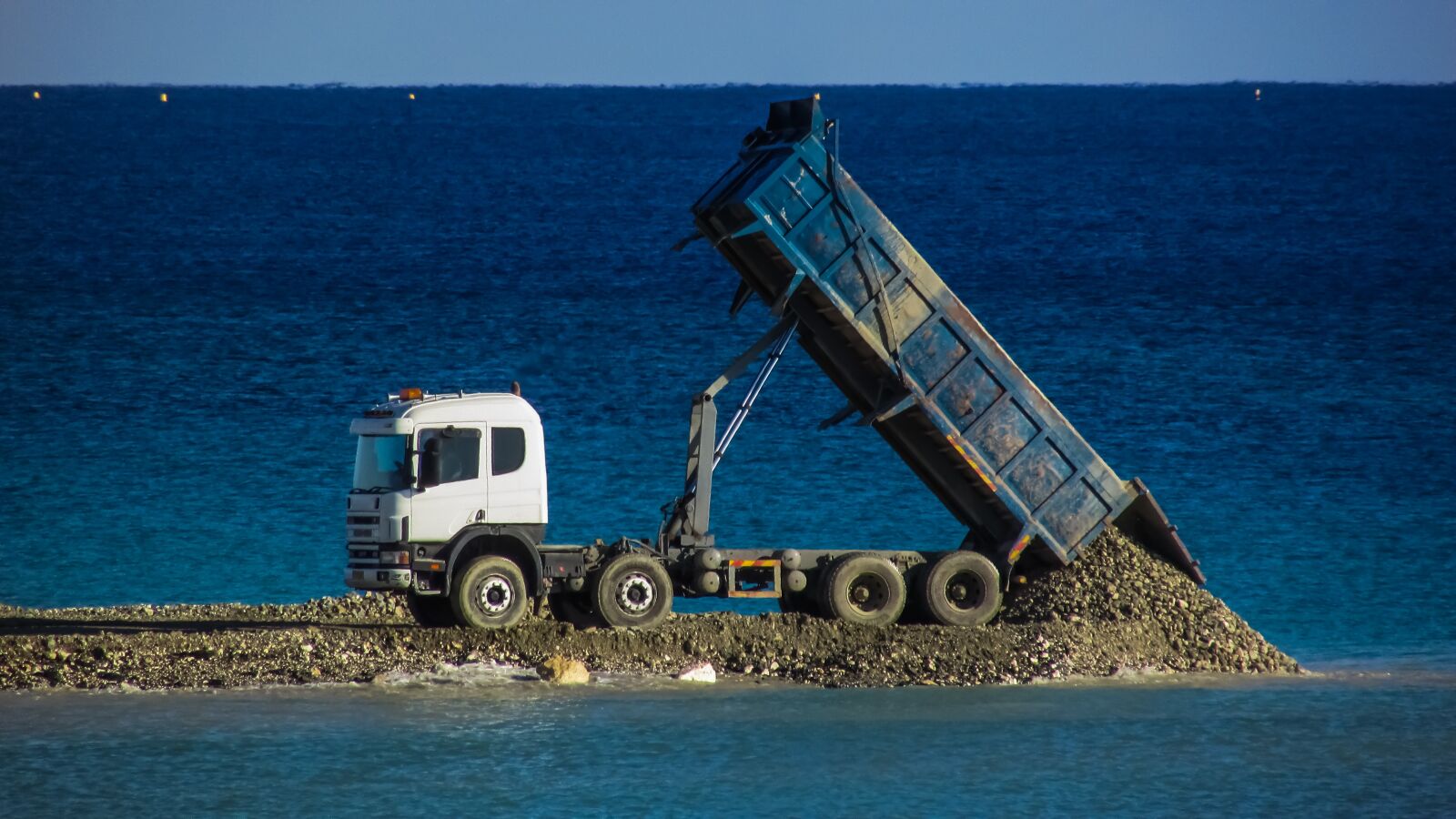 Canon PowerShot SX400 IS sample photo. Truck, lorry, unload photography