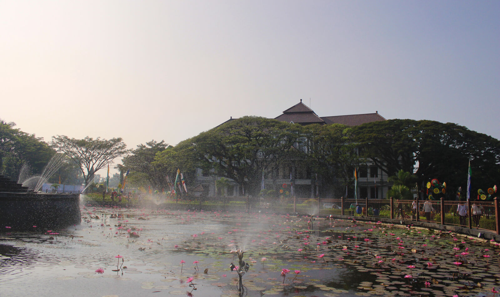 Canon EOS 600D (Rebel EOS T3i / EOS Kiss X5) sample photo. City, fountain photography