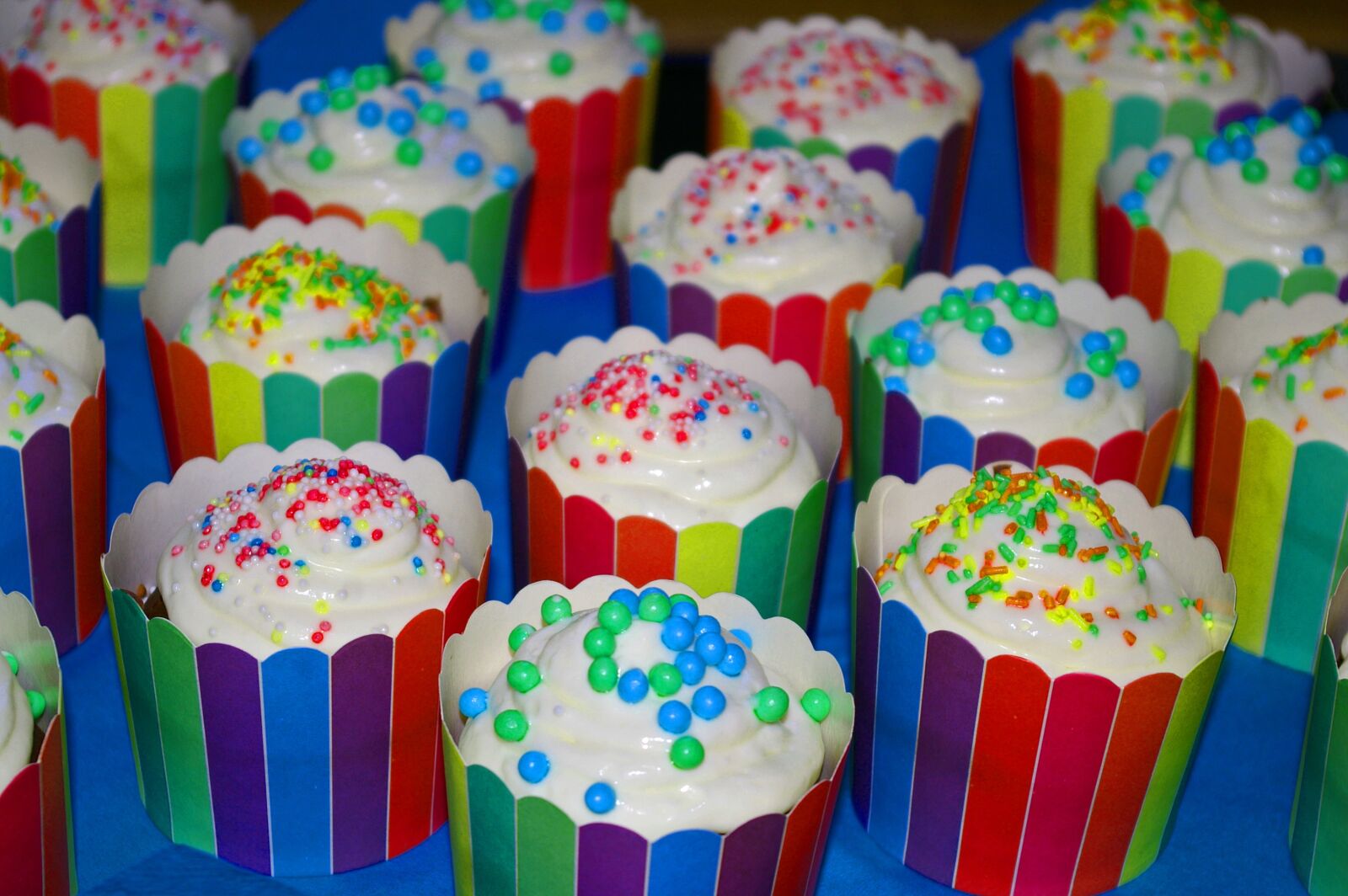 Pentax *ist DL2 sample photo. Muffins, schokomuffins, treat photography