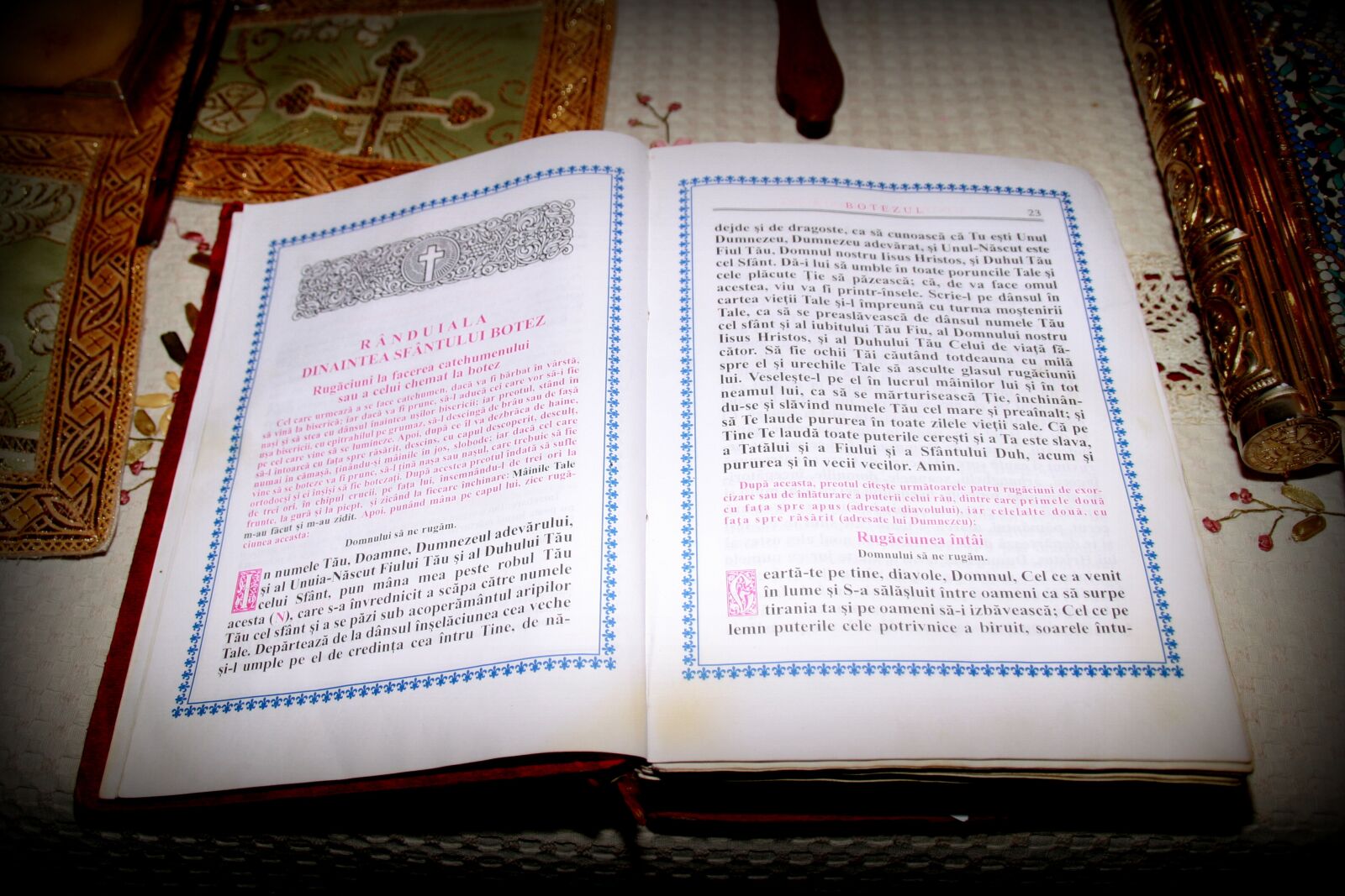 Canon EOS 400D (EOS Digital Rebel XTi / EOS Kiss Digital X) sample photo. Book, bible, church photography