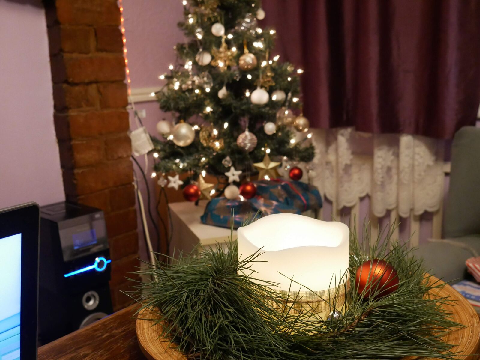 Panasonic Lumix DMC-G85 (Lumix DMC-G80) sample photo. Christmas, tree, green photography
