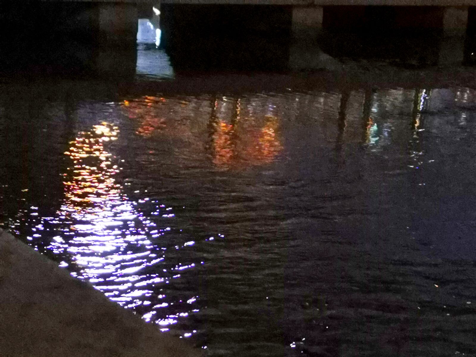 HUAWEI Mate 20 Pro sample photo. Running water, reflection, black photography
