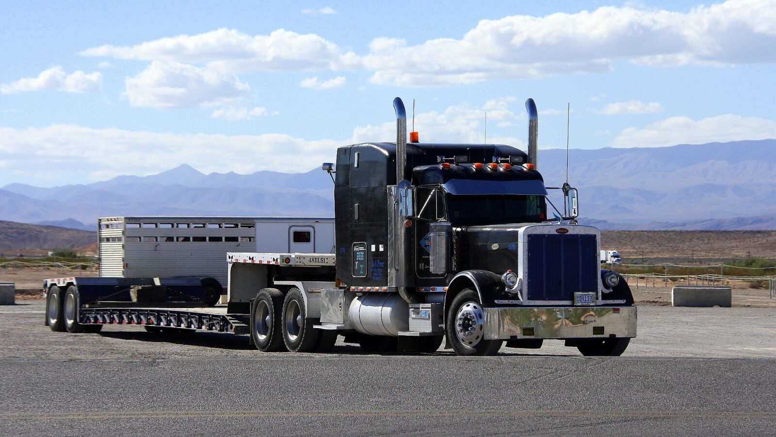 Canon EOS 1000D (EOS Digital Rebel XS / EOS Kiss F) sample photo. Peterbilt, usa, truck photography