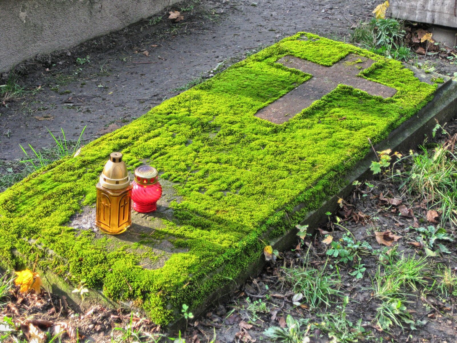 Canon PowerShot SD1100 IS (Digital IXUS 80 IS / IXY Digital 20 IS) sample photo. The tomb of, cross photography