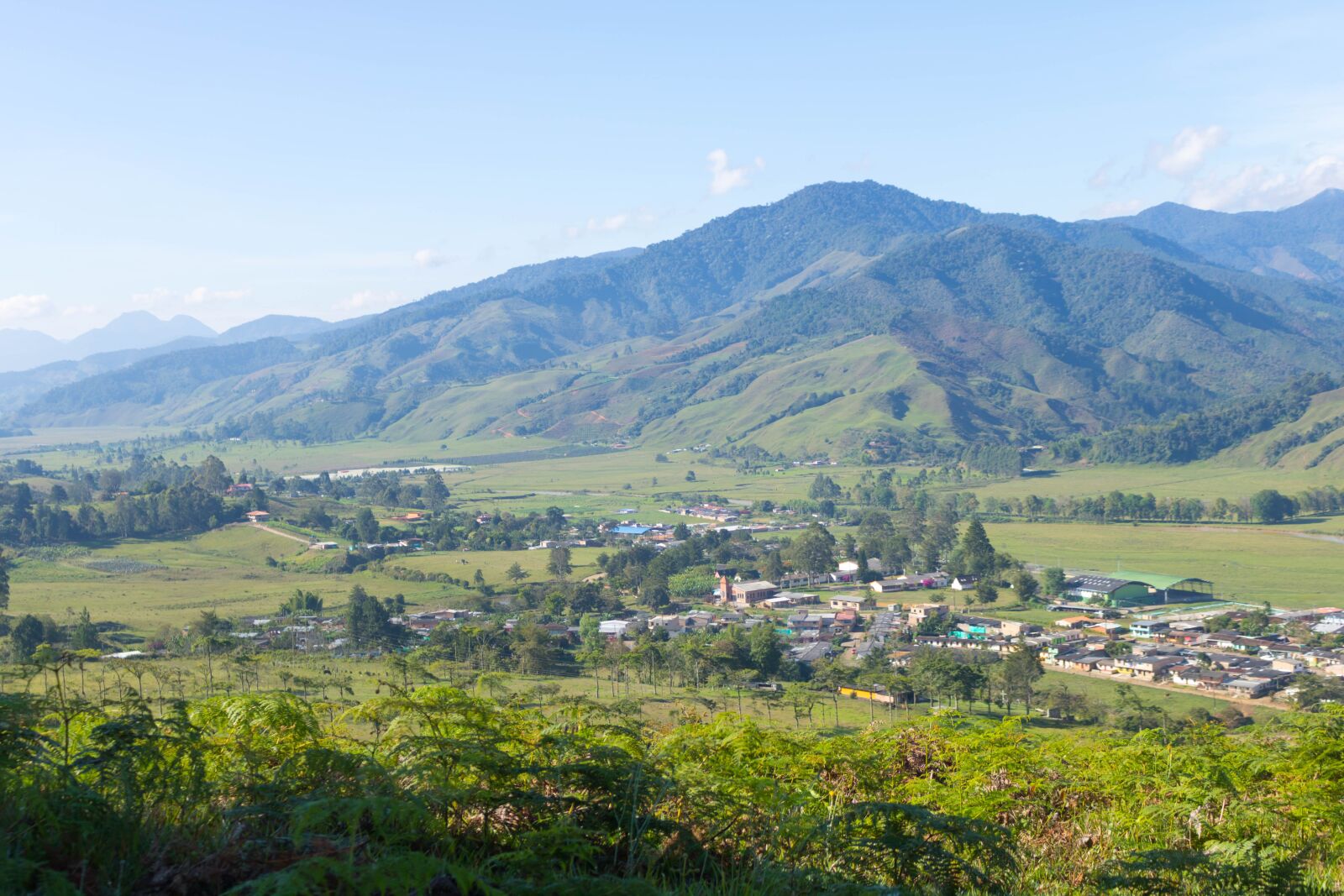 Canon EOS 750D (EOS Rebel T6i / EOS Kiss X8i) sample photo. Mountains, people, green photography