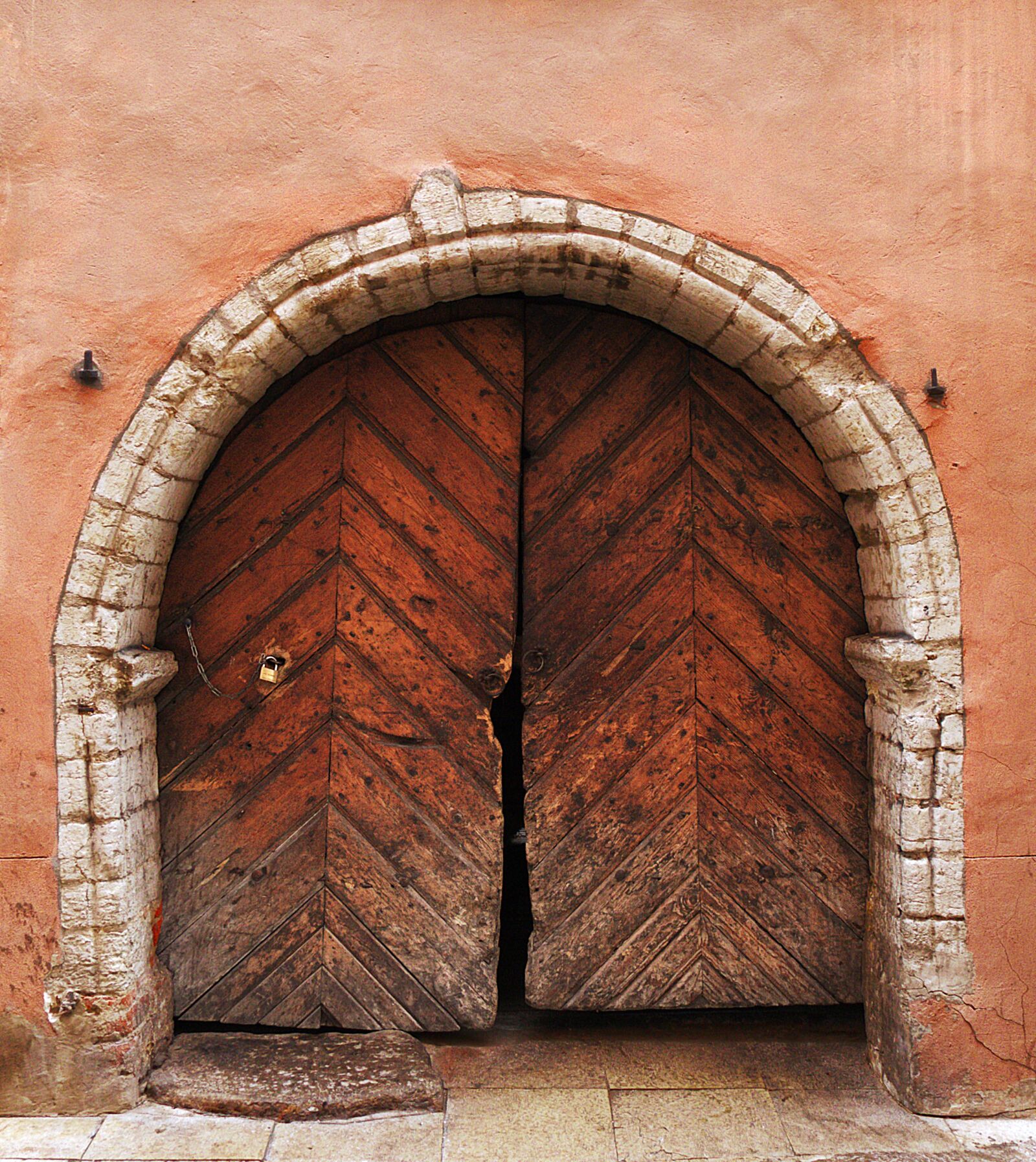 Panasonic Lumix DMC-FZ1000 sample photo. Portal, archway, historically photography