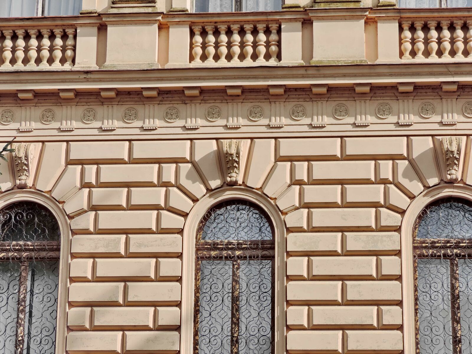Nikon Coolpix P520 sample photo. Imperial, palace, windows, building photography