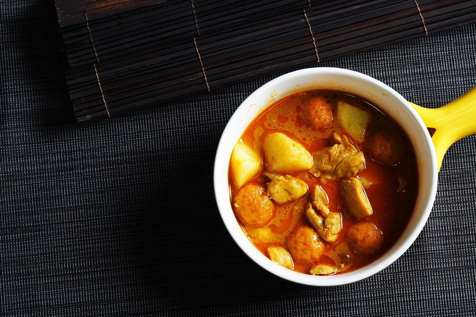 Olympus OM-D E-M1 + Sigma 60mm F2.8 DN Art sample photo. Curry, food, gourmet photography