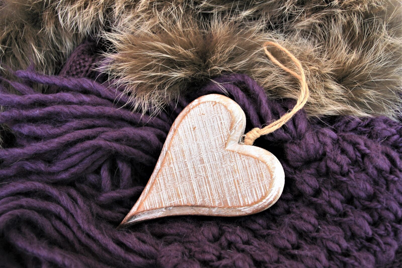 Canon EOS 400D (EOS Digital Rebel XTi / EOS Kiss Digital X) sample photo. Wooden heart, wool, february photography
