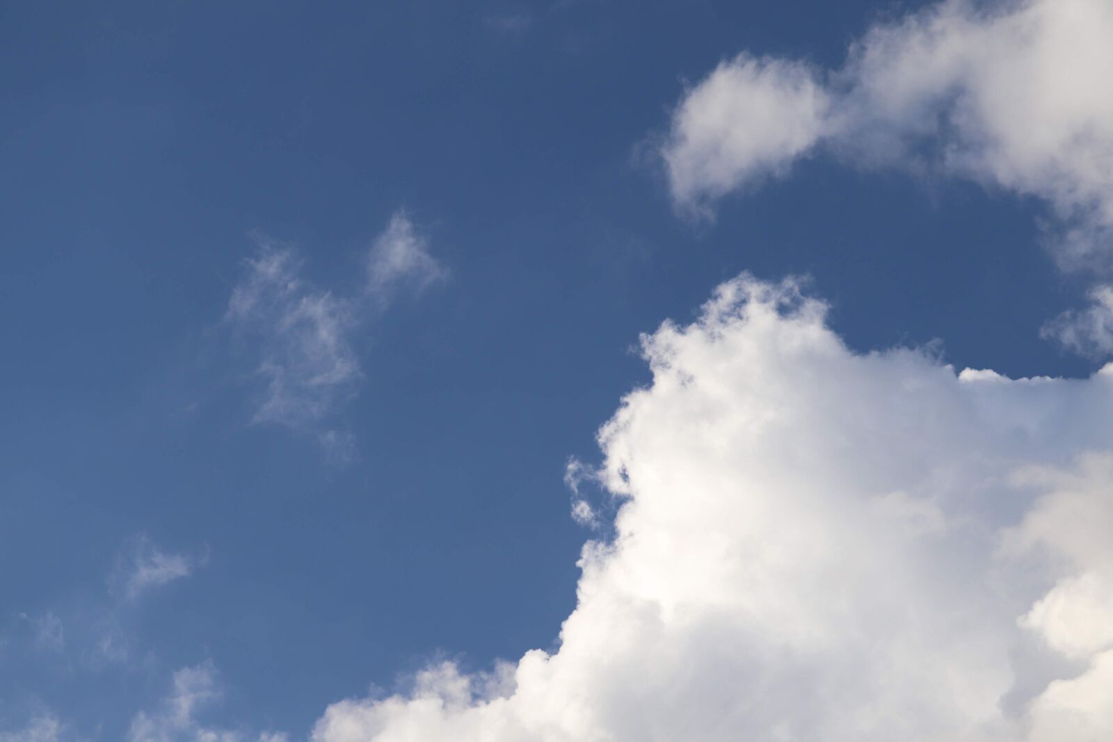 Canon EOS 200D (EOS Rebel SL2 / EOS Kiss X9) + Canon EF-S 55-250mm F4-5.6 IS STM sample photo. Clouds, sky, blue photography