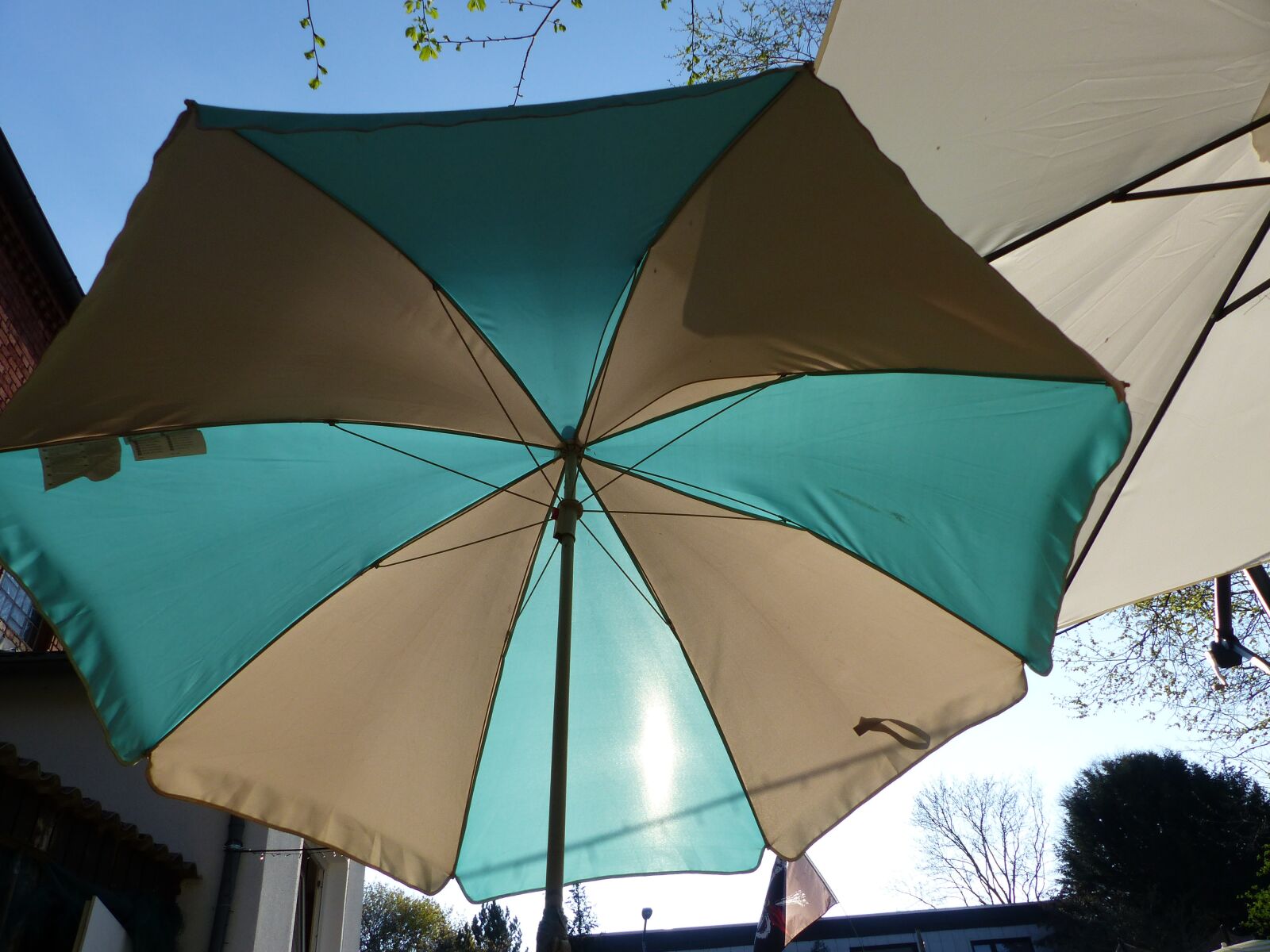 Panasonic Lumix DMC-FZ200 sample photo. Sun, parasol, summer photography